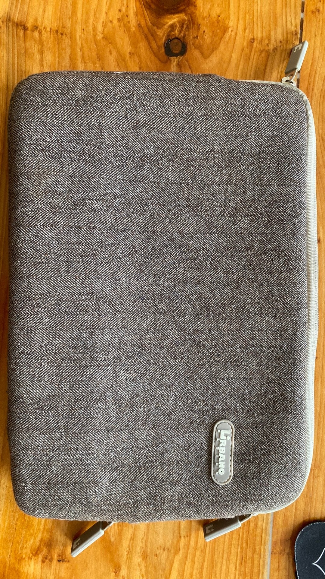 Stijlvolle laptophoes 32x22 cm - Bruin visgraatpatroon, Computers en Software, Laptophoezen, Ophalen, 13 inch, Zo goed als nieuw