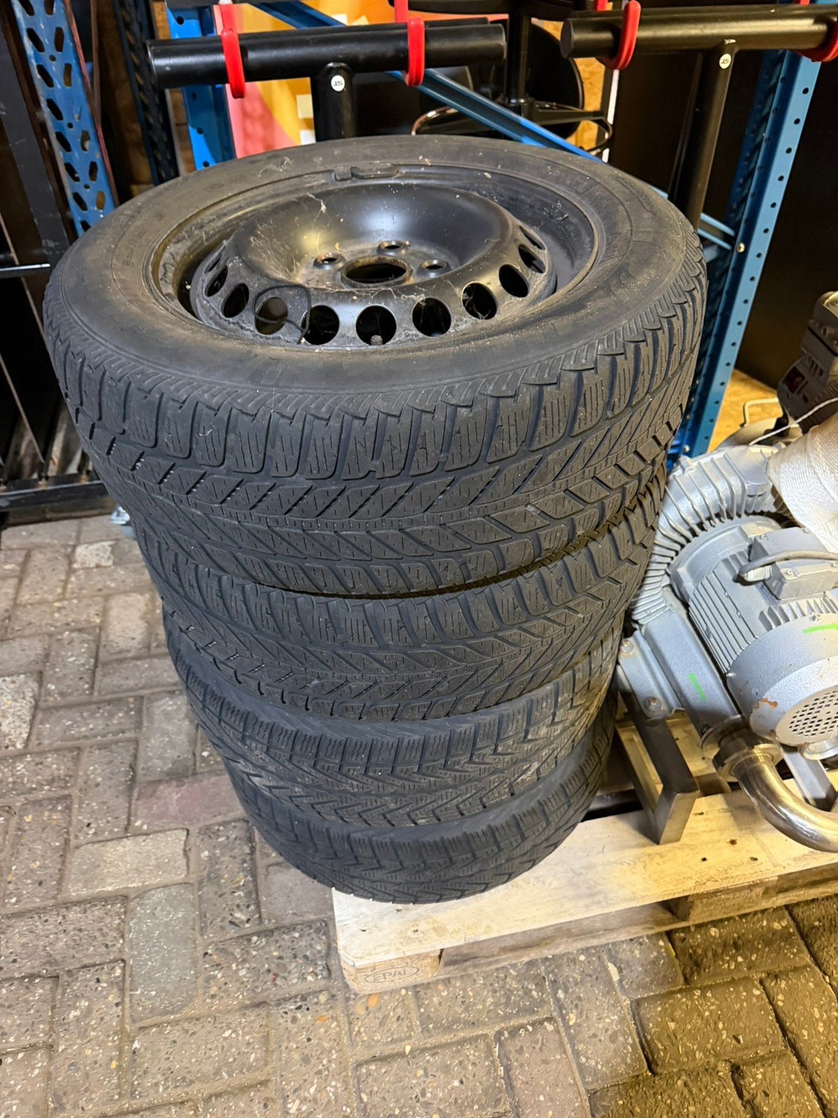 Volkswagen Transporter stalen velgen met winterbanden, Ophalen, Zo goed als nieuw