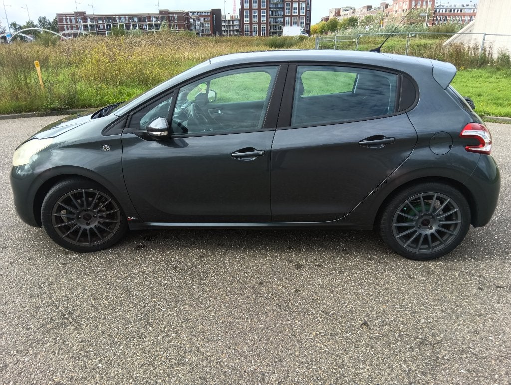 Foto 5 van Peugeot 208 1.2 VTi 82PK 5D (102g) 2012 Grijs