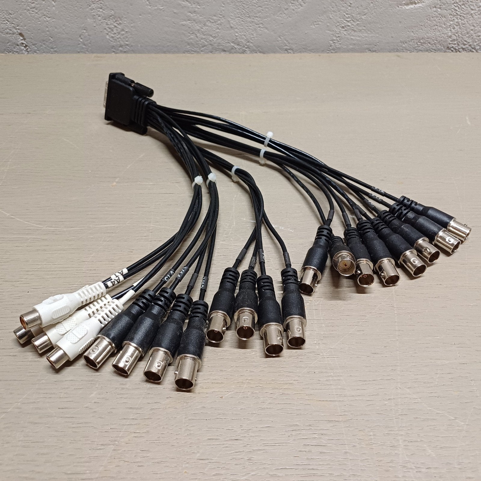 AUDIO VIDEO BREAKOUT KABEL DVI BNC CONNECTOR RCA CCTV, Ophalen of Verzenden, Zo goed als nieuw