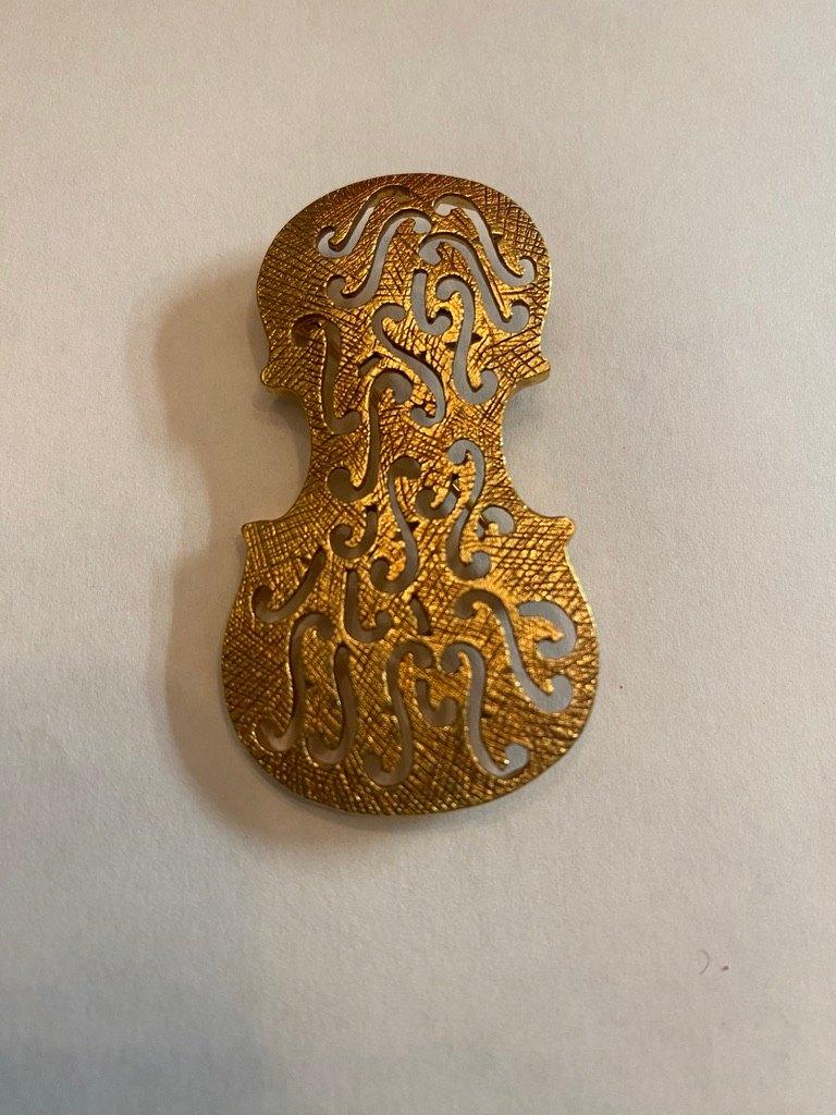 Armand fernandes broche violin MALI/TOGO Armand fernandes br, Ophalen, Zo goed als nieuw, Goud, Overige materialen