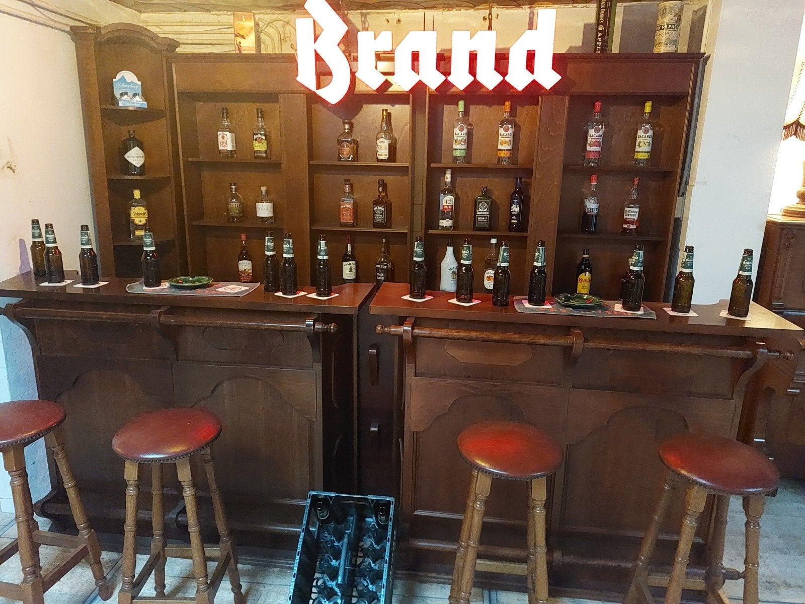 bar met drankkast, krukken en lichtbak, Ophalen, Gebruikt, Inclusief barstoelen