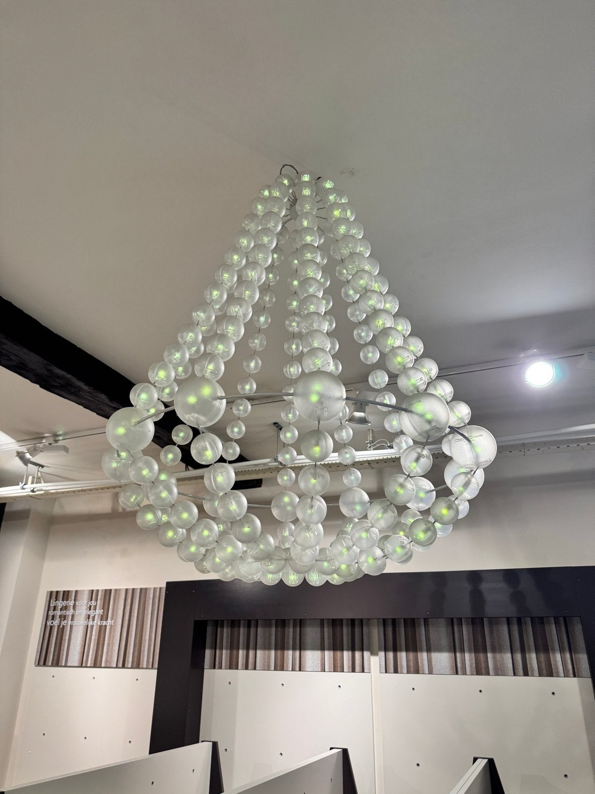 2 Kroonluchters met plastic bollen, ca. 1.20m hoog, Ophalen, Zo goed als nieuw, Kunststof