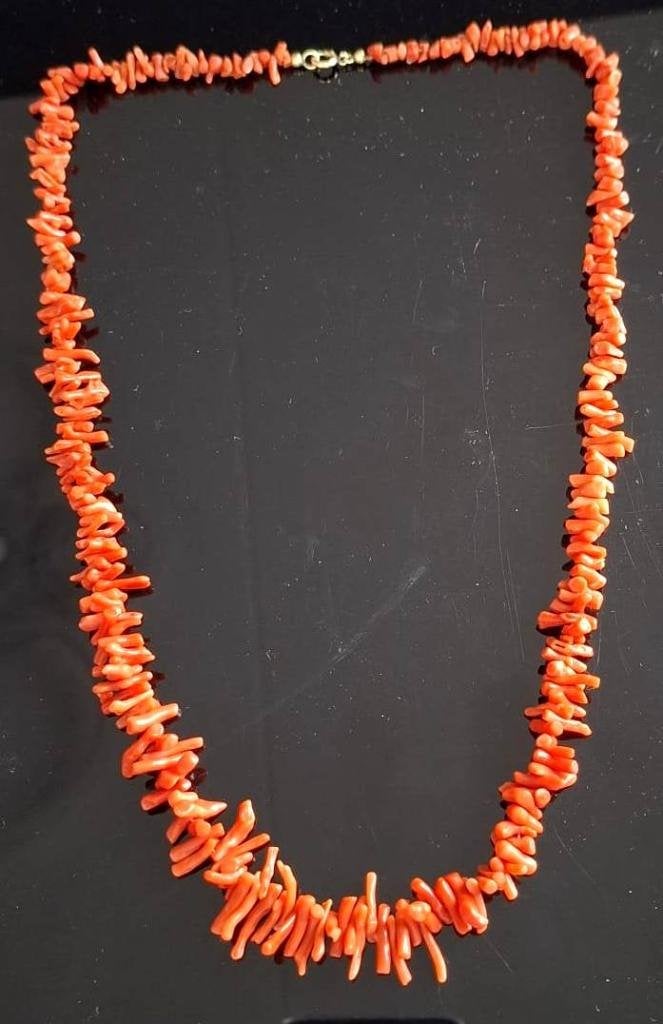 Prachtige Antieke Lange Bloedkoraal Ketting 64 CM, Ophalen of Verzenden, Overige materialen, Ketting, Verguld