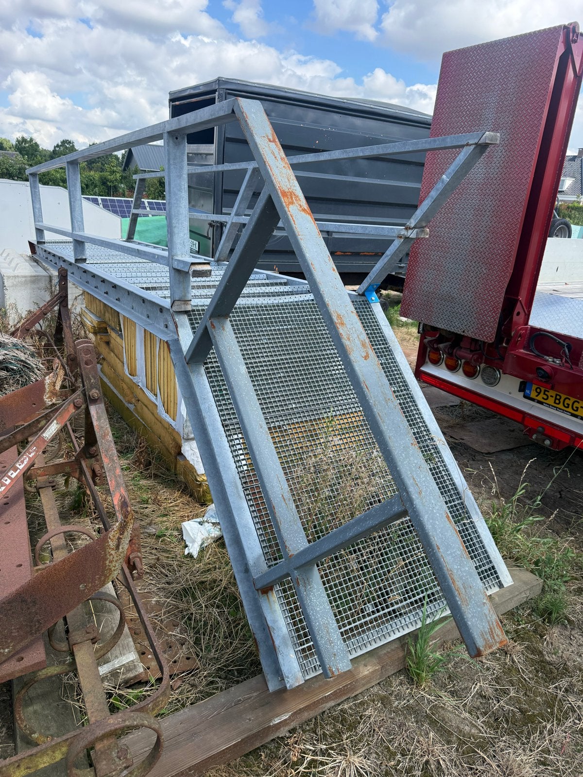 Stevige metalen trap met platform en leuningen, Doe-het-zelf en Verbouw, Ladders en Trappen, Ophalen of Verzenden, Gebruikt, Trap