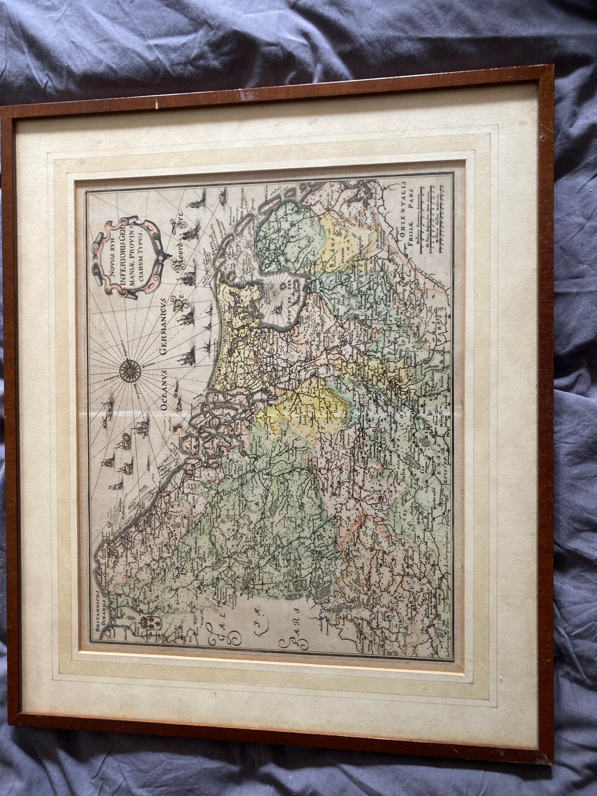 Antieke kaart van Nederland, Duitsland en België, ingelijst, Handgekleurd, Cartografie, Gravure, 1600 - 1699