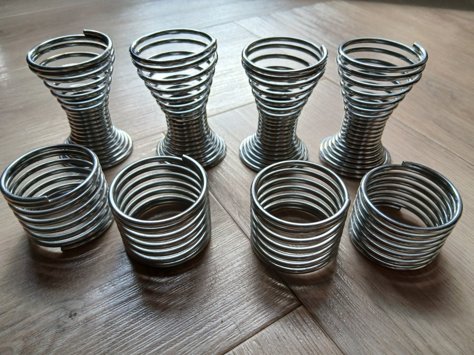 4 metalen spiraal eierdopjes en bijpassende servetringen, Ophalen of Verzenden, Gebruikt, Metaal