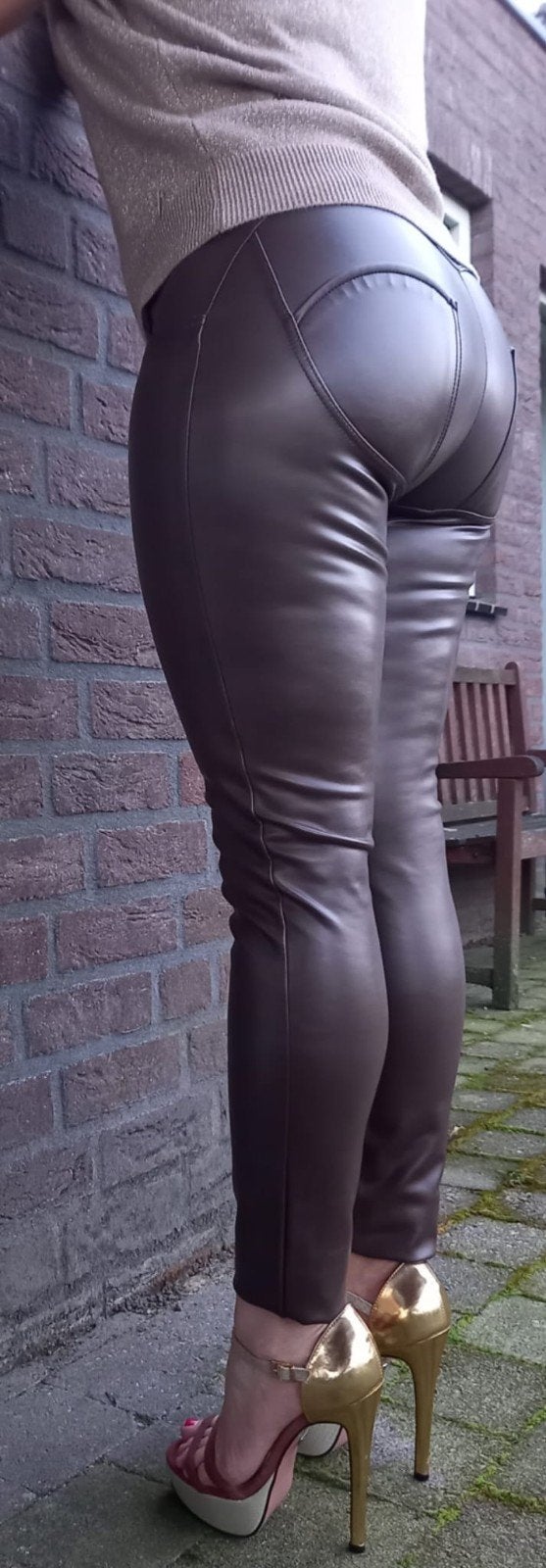 Bruine strakke leren Lederlook broek - Maat M, Maat 38/40 (M), Bruin, Verzenden, Zo goed als nieuw