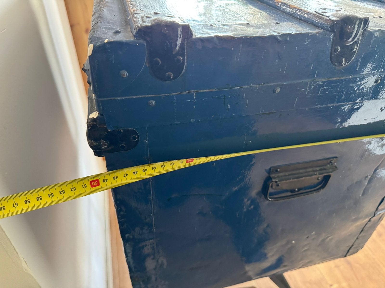 Blauwe houten scheepskist met metalen sluiting, Huis en Inrichting, Woonaccessoires | Kisten, Ophalen, 50 – 75, Gebruikt, 50 tot 100 cm