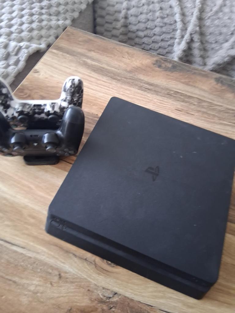 Playstation 4 slim + 2 controllers +dubbel dock oplader, 1 speler, Ophalen of Verzenden, Zo goed als nieuw, Vanaf 3 jaar