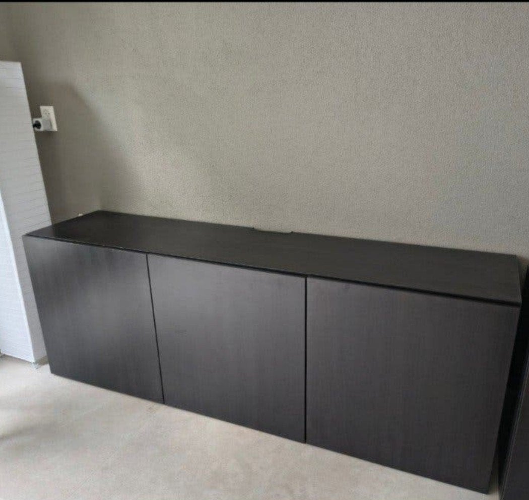 Zwart bruine kast met drie deuren,, Ophalen, 25 tot 50 cm, 50 tot 100 cm