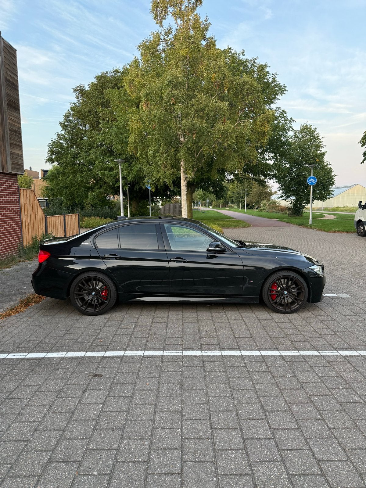 BMW 3-Serie 330e | 370pk 2016 Zwart | Keyless | M pakket, 1998 cc, Achterwielaandrijving, Euro 6, Zwart