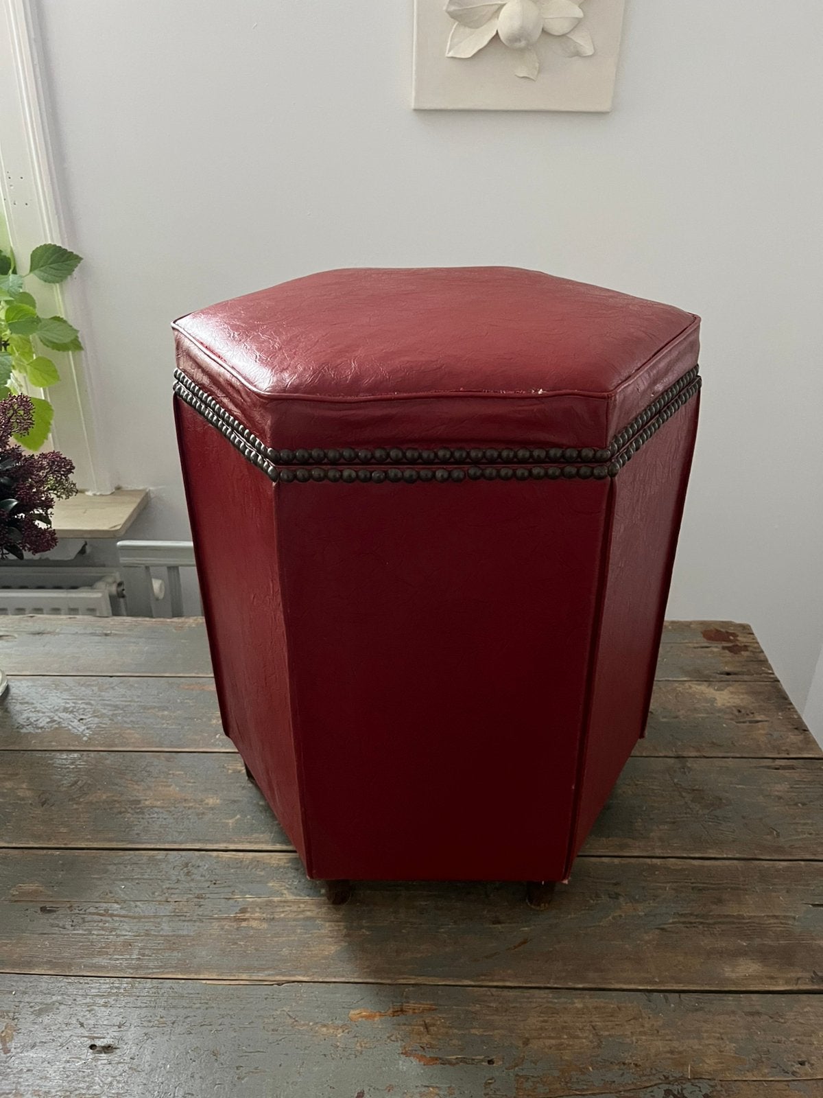 VINTAGE KRUK POEF VOETENBANK BERGRUIMTE ROOD FAUX LEER, Ophalen, Minder dan 50 cm, Leer, Zo goed als nieuw