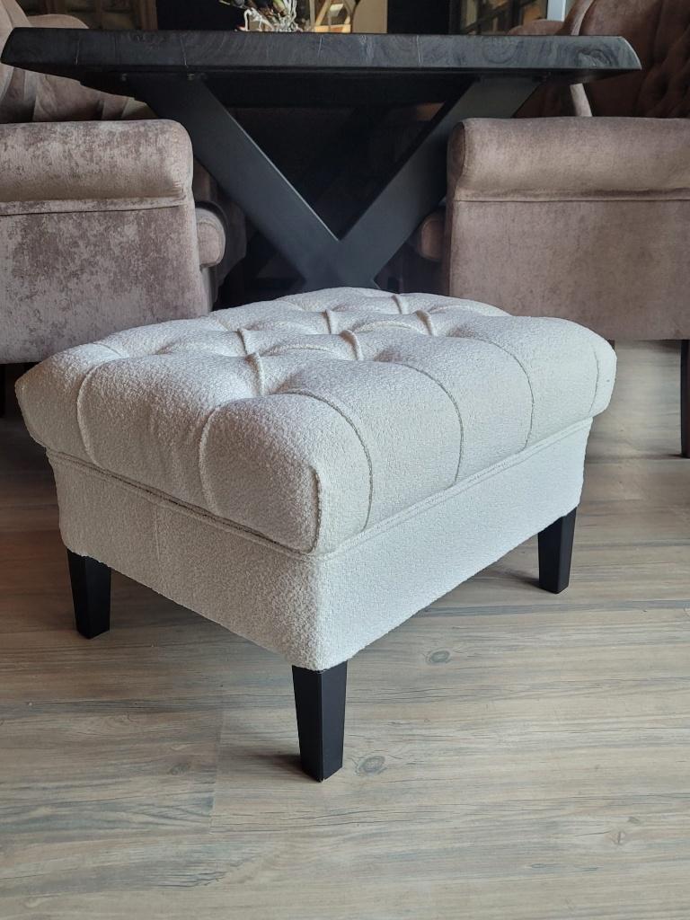 *VOORRAAD* Landelijke Gecapitonneerde Hocker Kleur Ivoor (36, Landelijke hocker capiton stof alpine ivory 101 kleur ivoor, 50 tot 75 cm