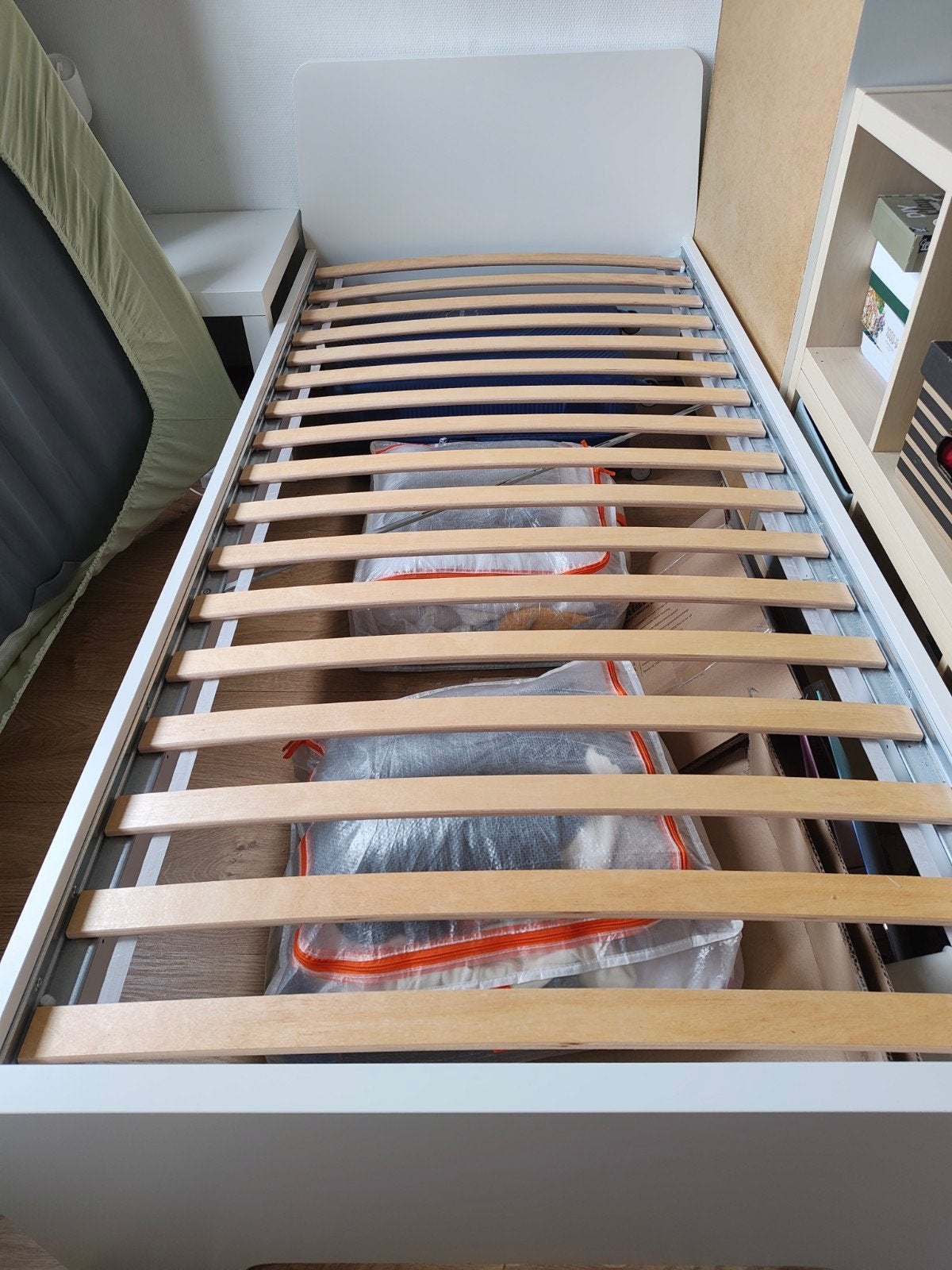 IKEA bed met matras, slechts 1 jaar gebruikt, Ophalen, 90 cm, Eenpersoons, Wit