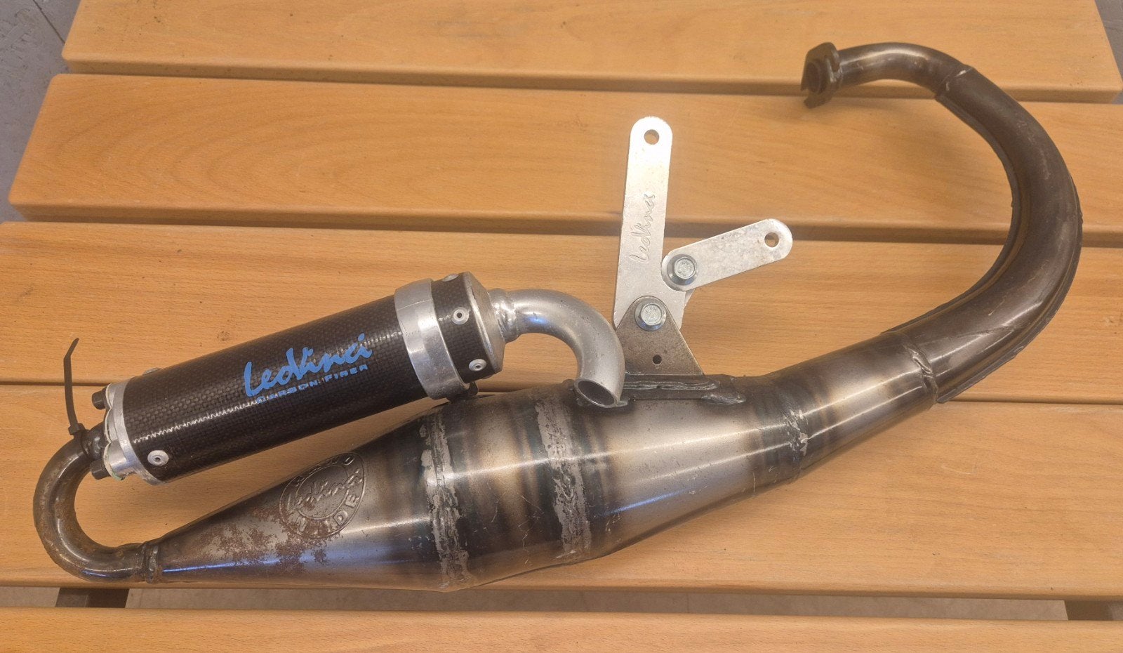 LeoVince Hand Made Carbon Fiber race-uitlaat 50cc Piaggio, Fietsen en Brommers, Brommers | Tuning en Styling, Gebruikt, Ophalen of Verzenden