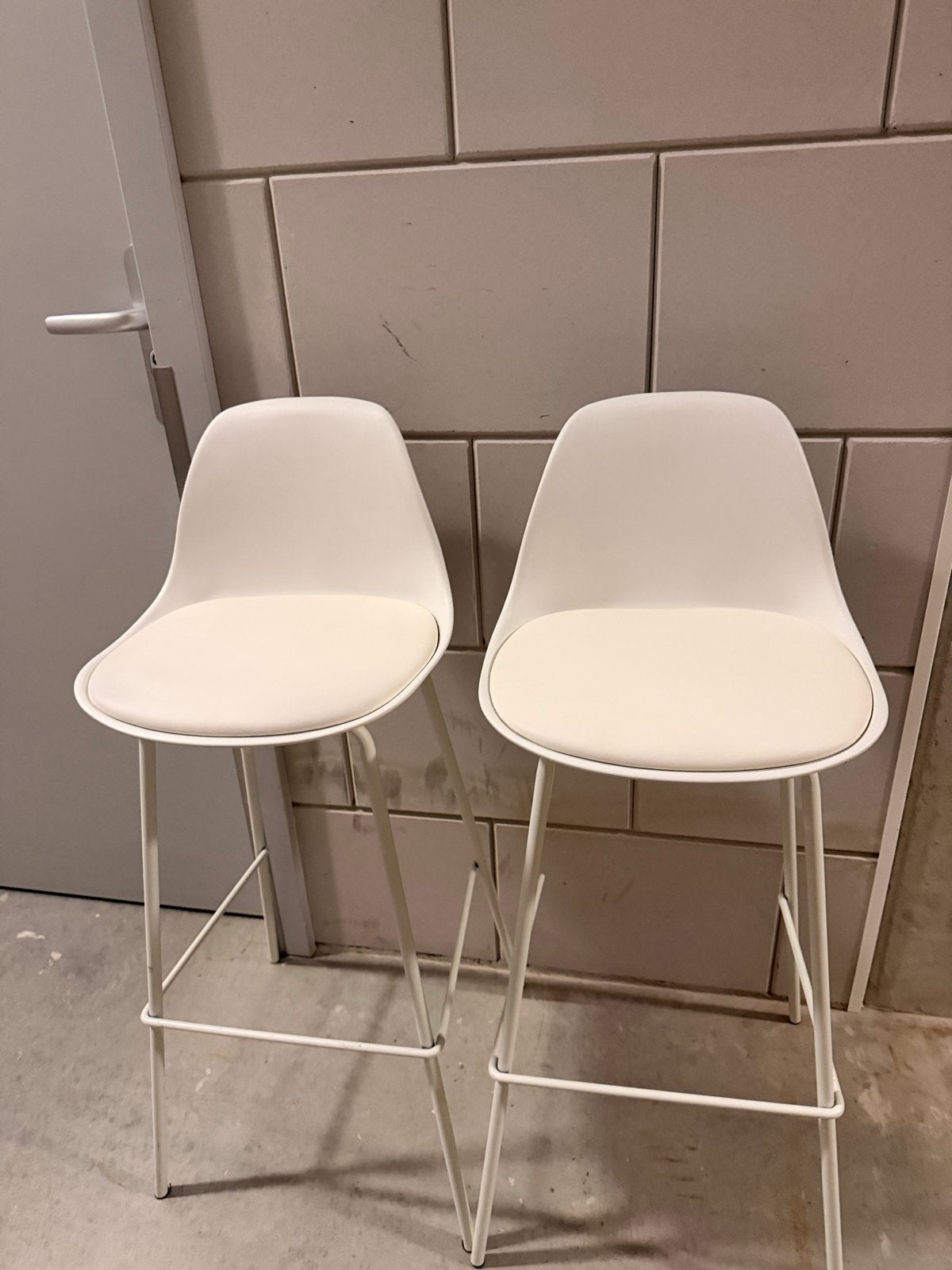 2 witte barkrukken, Ophalen, Kunststof, Gebruikt, 60 tot 90 cm