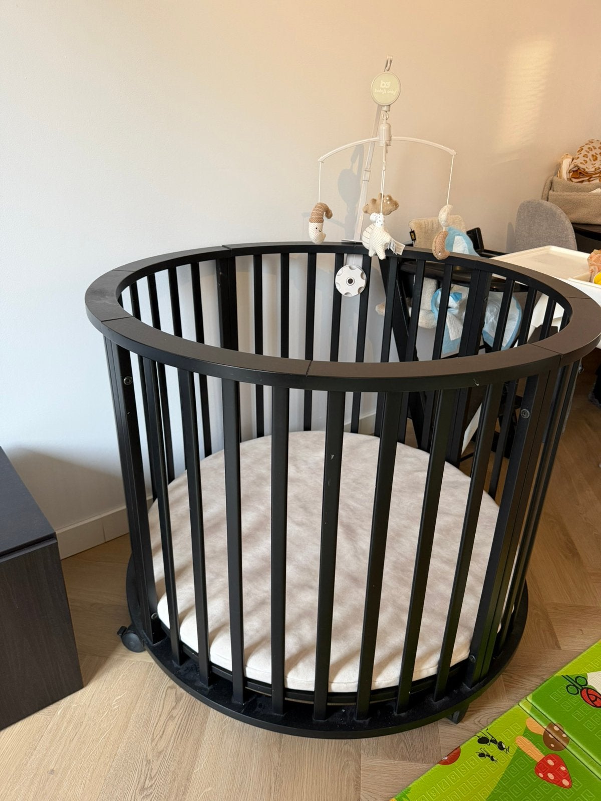 Zwarte ronde baby box, Kinderen en Baby's, Ophalen, Zo goed als nieuw, Rond, Wieltjes