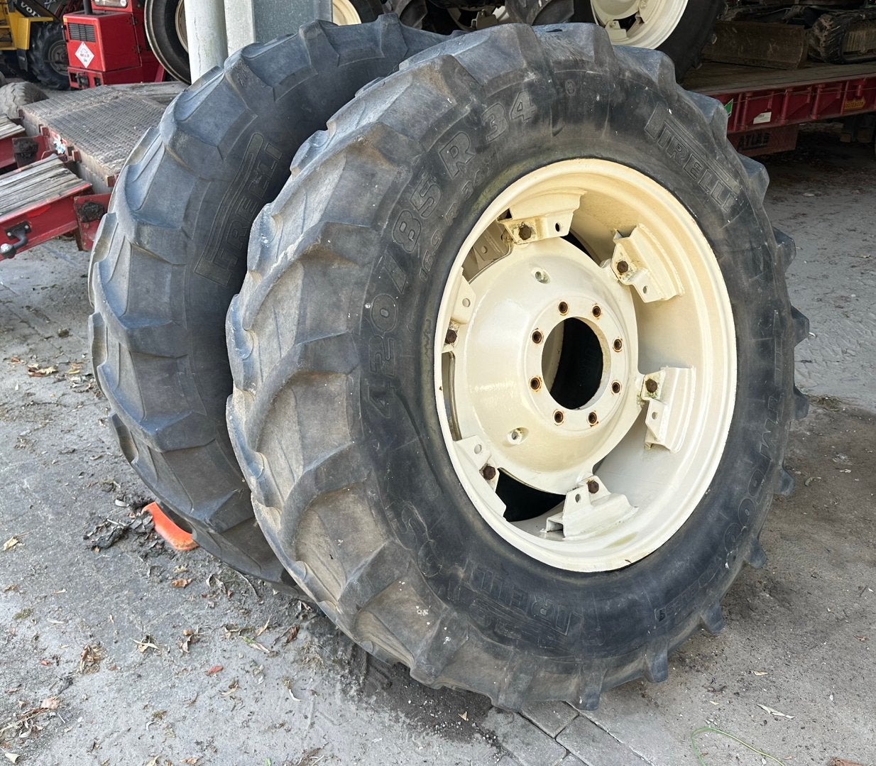 Pirelli 420/85r34 op Fiat velgen, Zakelijke goederen, Agrarisch | Onderdelen | Banden, Velgen en Assen, Ophalen of Verzenden