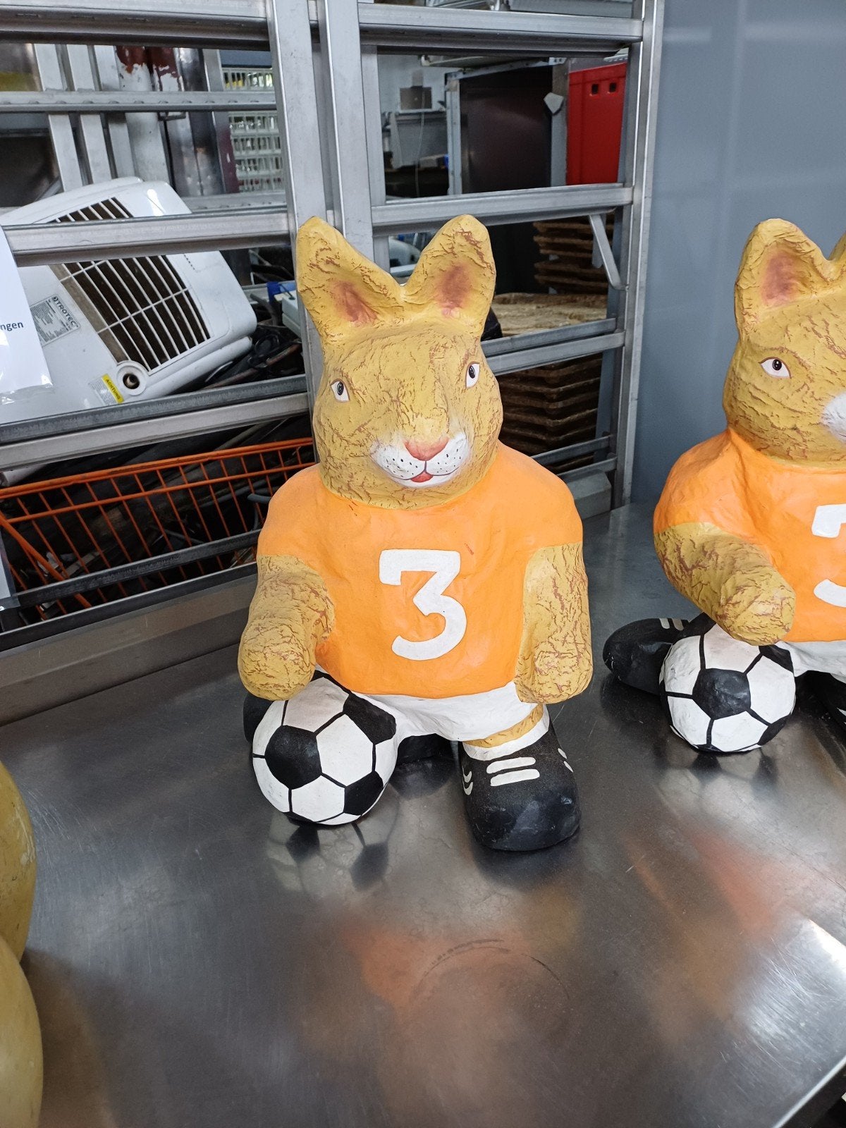 voetbal voetbal haas 2 stuks, Ophalen of Verzenden, Gebruikt, Buitenlandse clubs, Beeldje of Poppetje