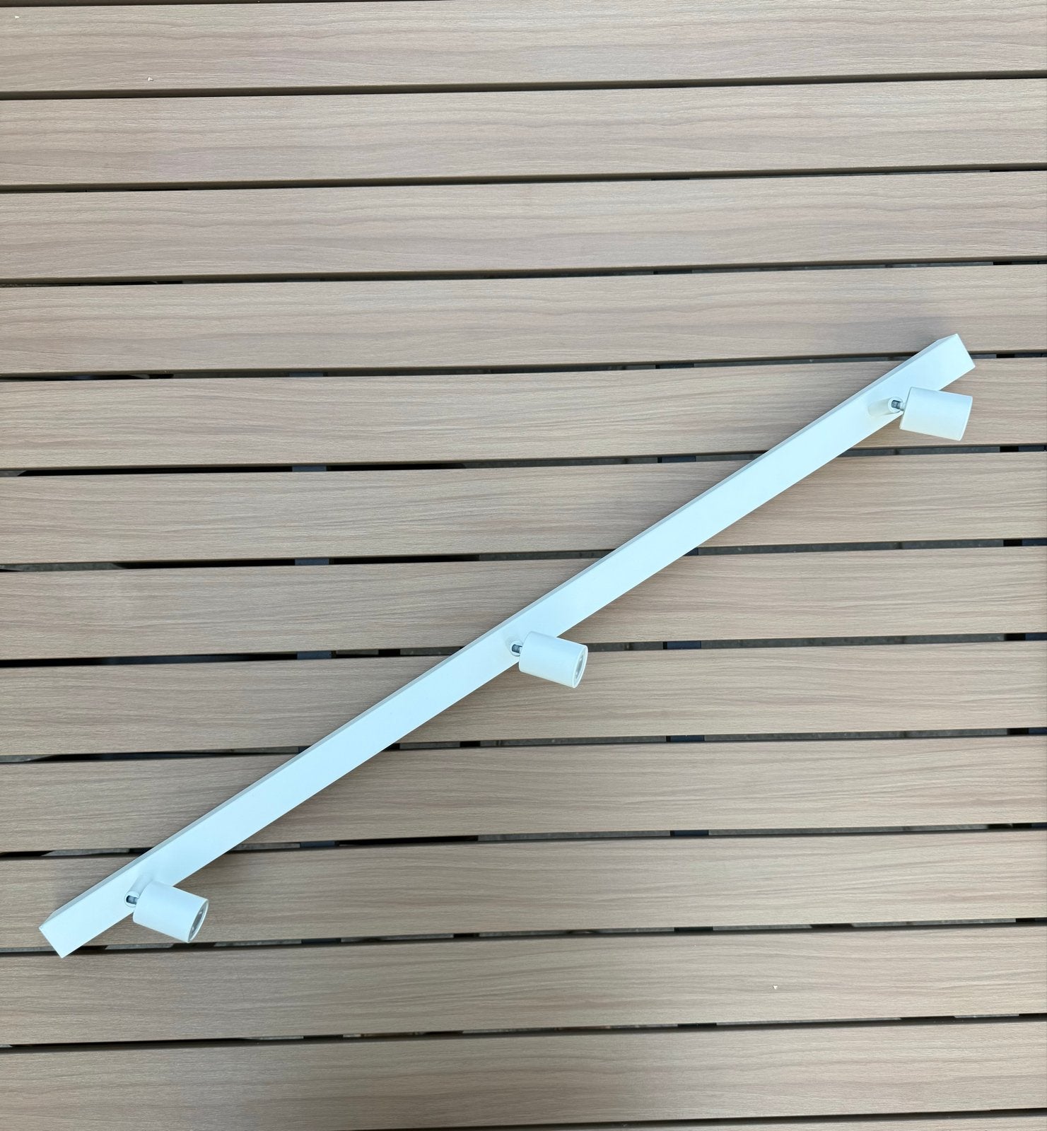 IKEA Plafondlamp met 3 LED spots - Wit, Inclusief lichtbron, Plafondspot, Ophalen of Verzenden, Zo goed als nieuw