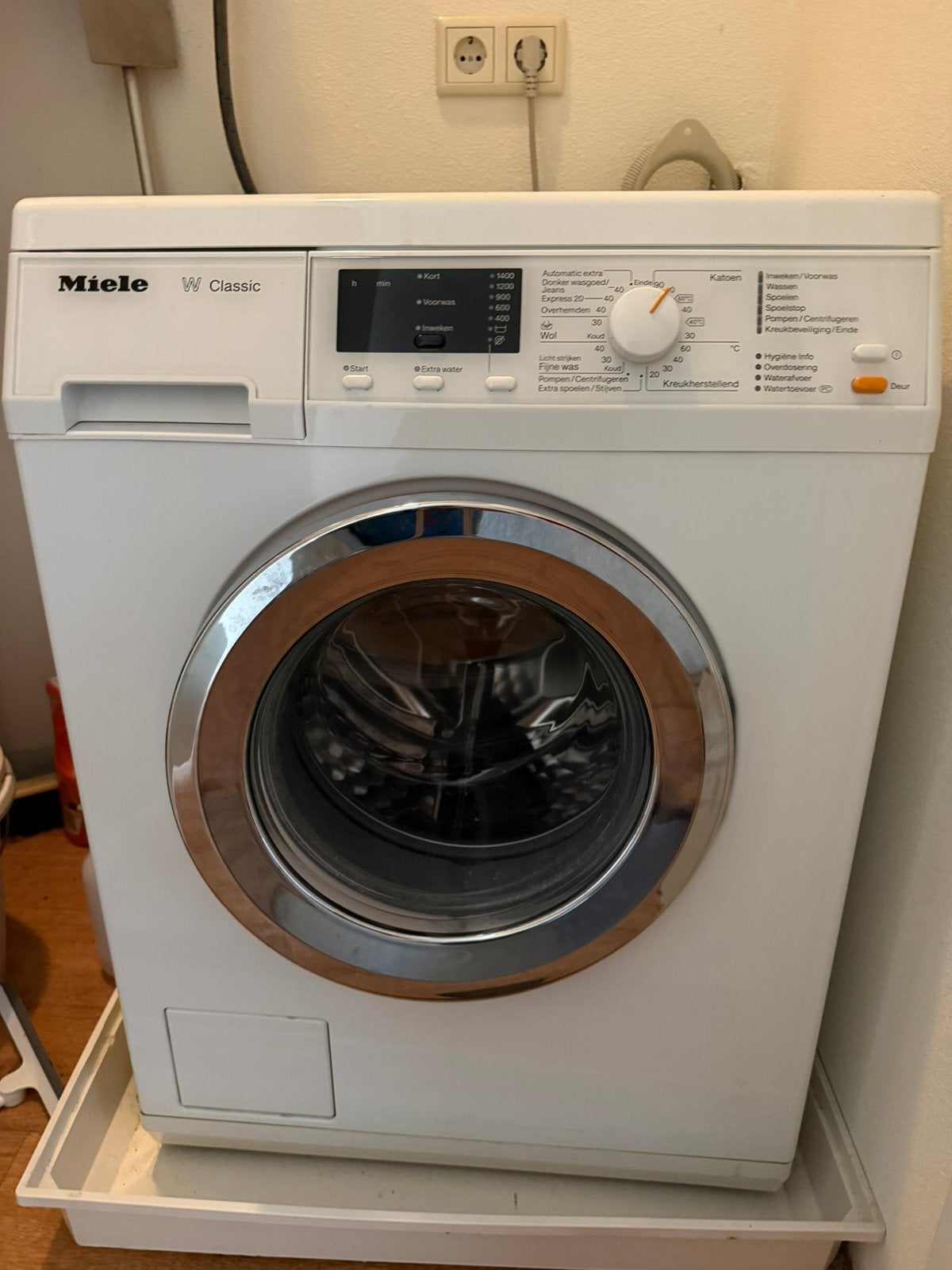 MIELE  wasmachine. W  Classic, Ophalen, Zo goed als nieuw, 1200 tot 1600 toeren