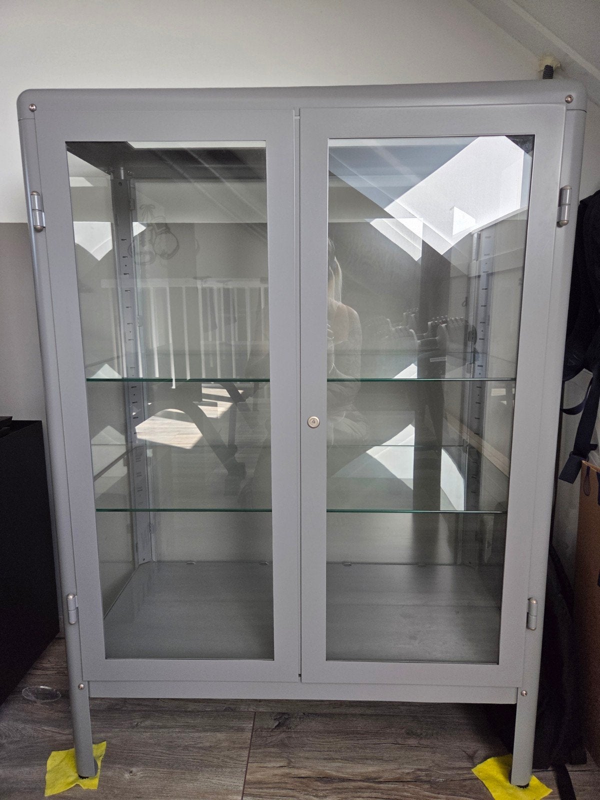 ikea fabrikor vitrine kast - Grijs metaal, Huis en Inrichting, Ophalen, 50 tot 100 cm, Glas, Modern