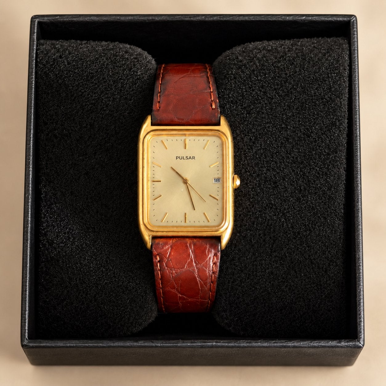 Werkend Pulsar horloge - goudkleurig - rechthoekig met datum, Overige merken, Overige materialen, Polshorloge, Ophalen of Verzenden