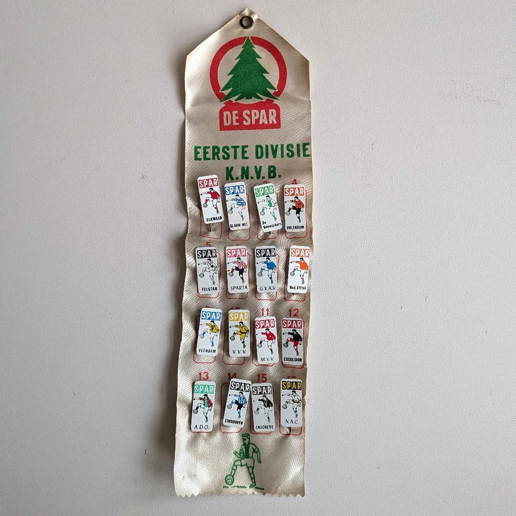 Vintage vaantje speldjes voetbal clubs De Spar 1968, Ophalen of Verzenden, Gebruikt, Sport, Speldje of Pin
