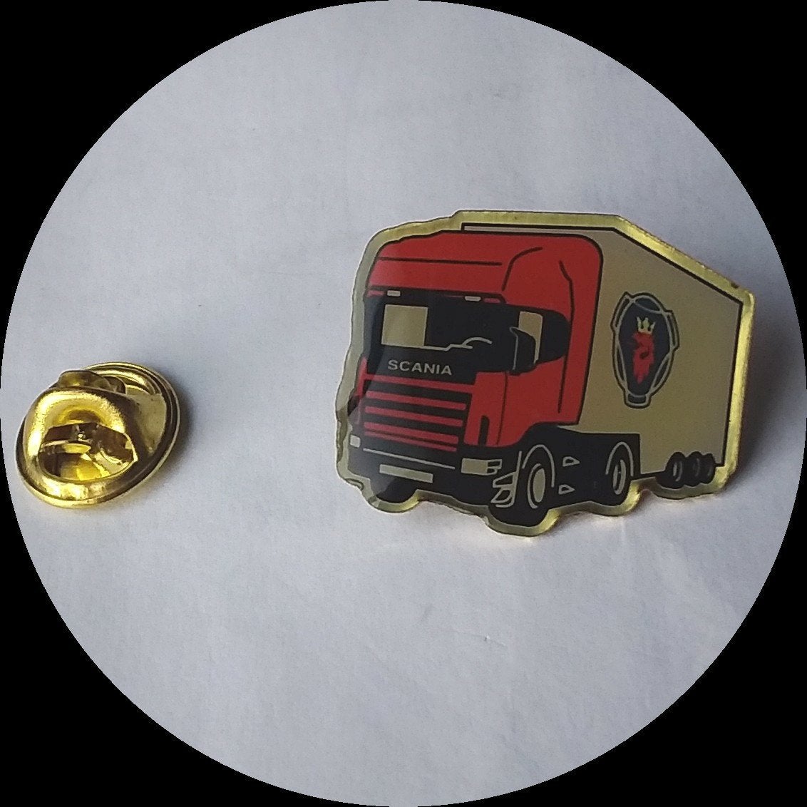 SCANIA truck pin,  rood, Verzamelen, Ophalen of Verzenden, Zo goed als nieuw, Transport, Speldje of Pin