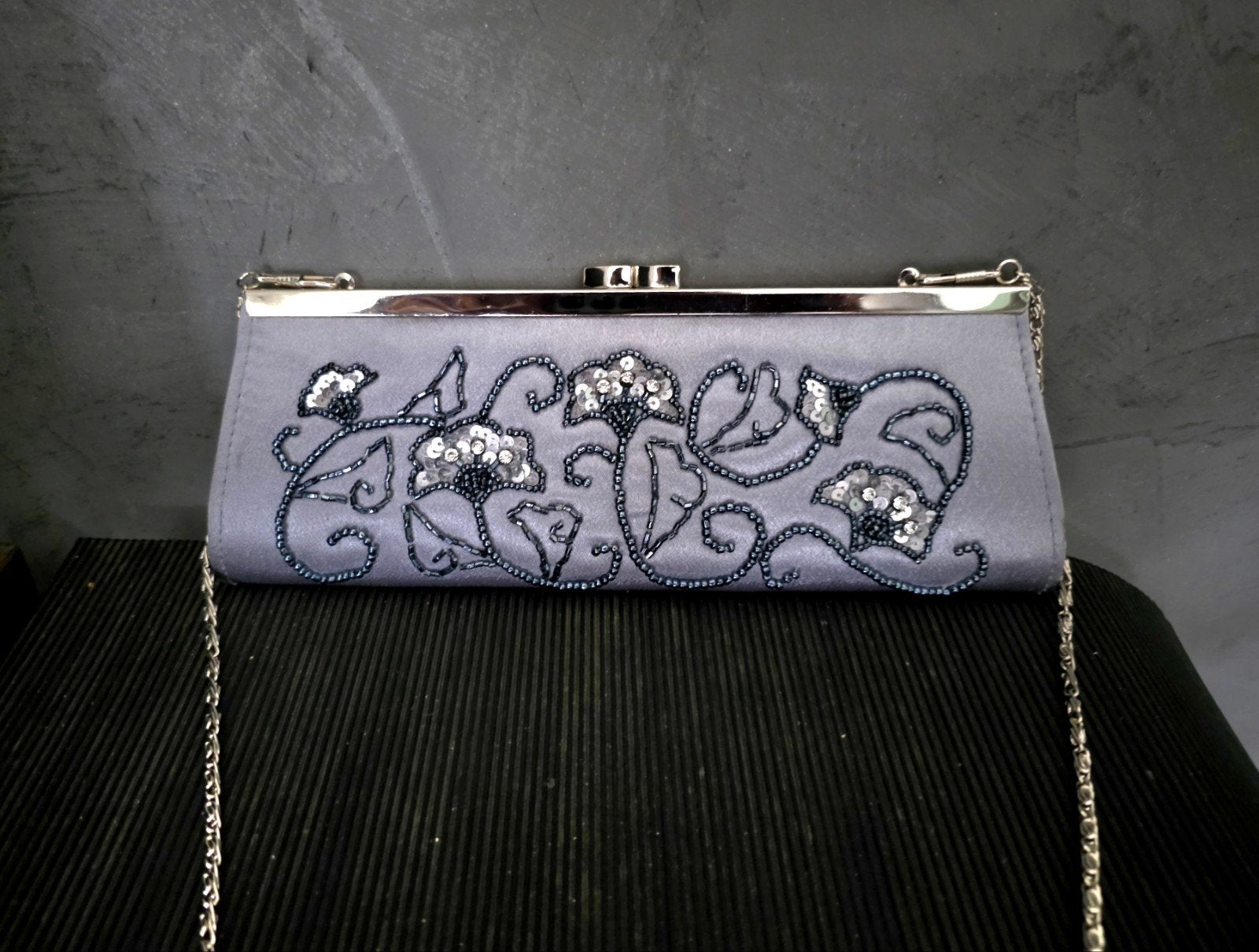 Nieuwe chique clutch satijn + bloempatroon kralen pailletten, Ophalen of Verzenden, Nieuw, Grijs, Avondtasje