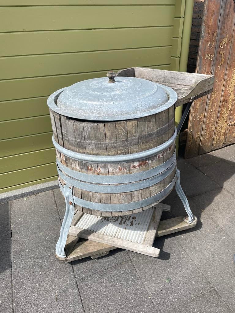 Antieke wasmachine en wasbret, Ophalen
