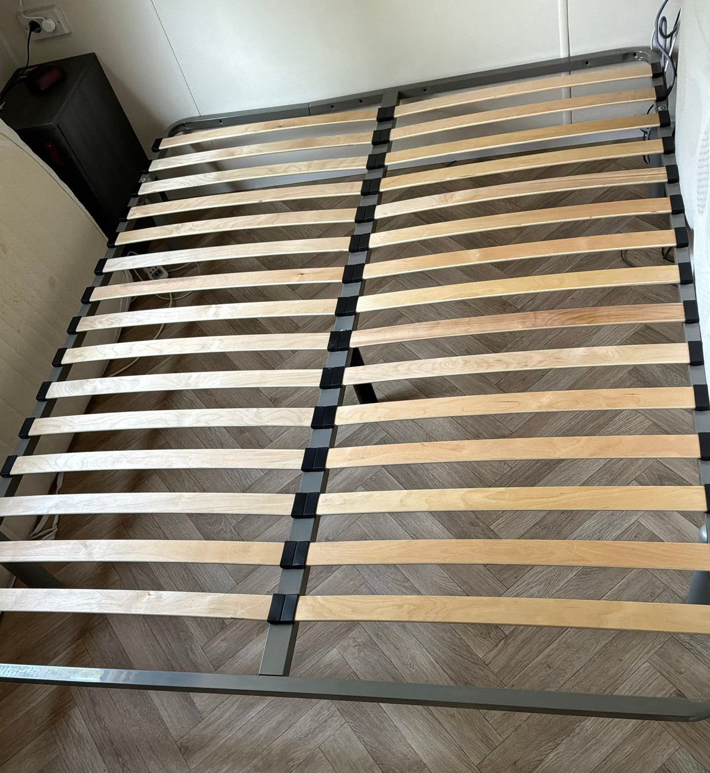 Bed met lattenbodem en matras pocketveren 160x200, Ophalen of Verzenden, 200 cm, Metaal, Grijs