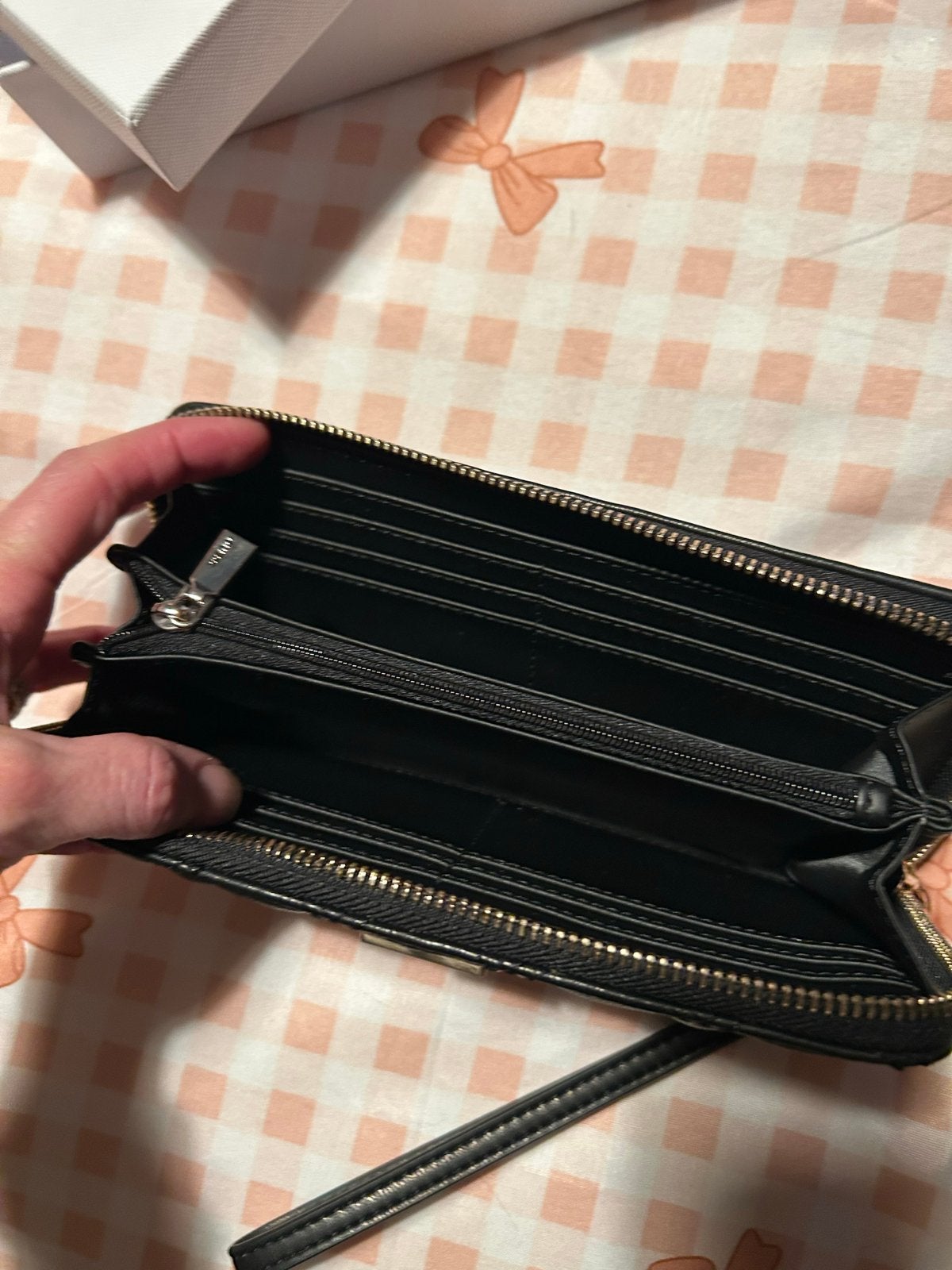 Guess Zwarte Portemonnee - Zo goed als nieuw, Sieraden, Tassen en Uiterlijk, Portemonnees, Ophalen of Verzenden, Zo goed als nieuw