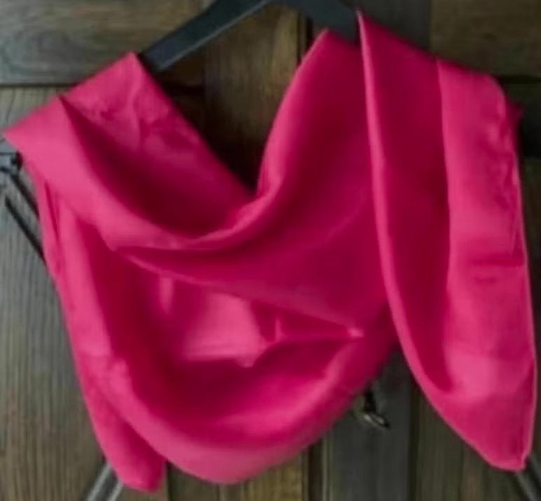 Rode sjaal, shawl, das, doek, hoofddoek; 68 bij 67 cm, Ophalen of Verzenden, Zo goed als nieuw, Maat 38/40 (M), Sjaal