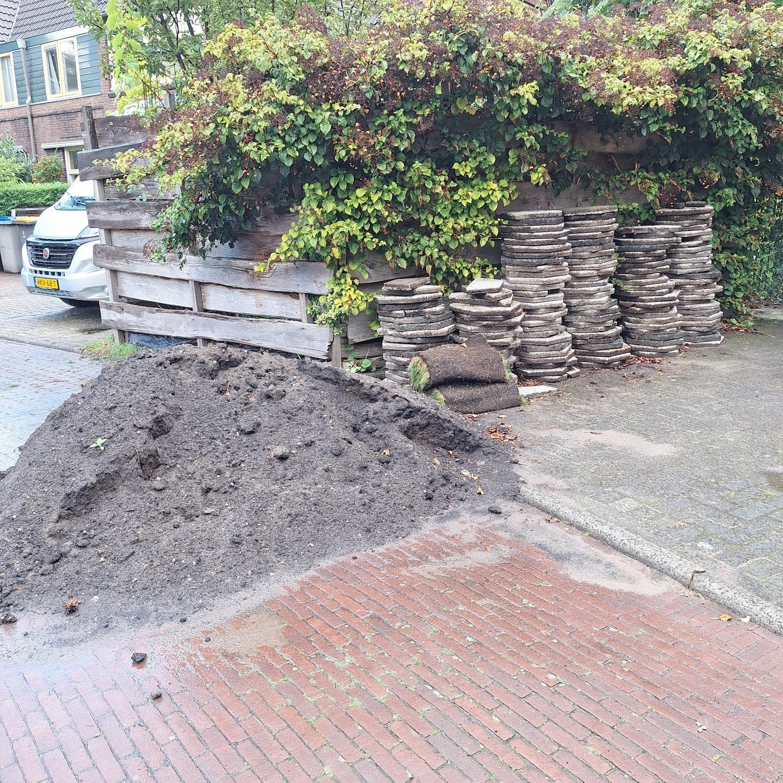 gratis tegels  en bemeste tuingrond, Tuin en Terras, Ophalen, Beton, Terrastegels