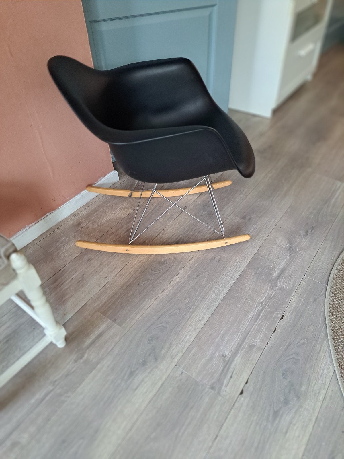 Zwarte schommelstoel Eames stijl RAR replica - Design kuipst, Huis en Inrichting, Woonaccessoires | Krantenbakken en Lectuurbakken