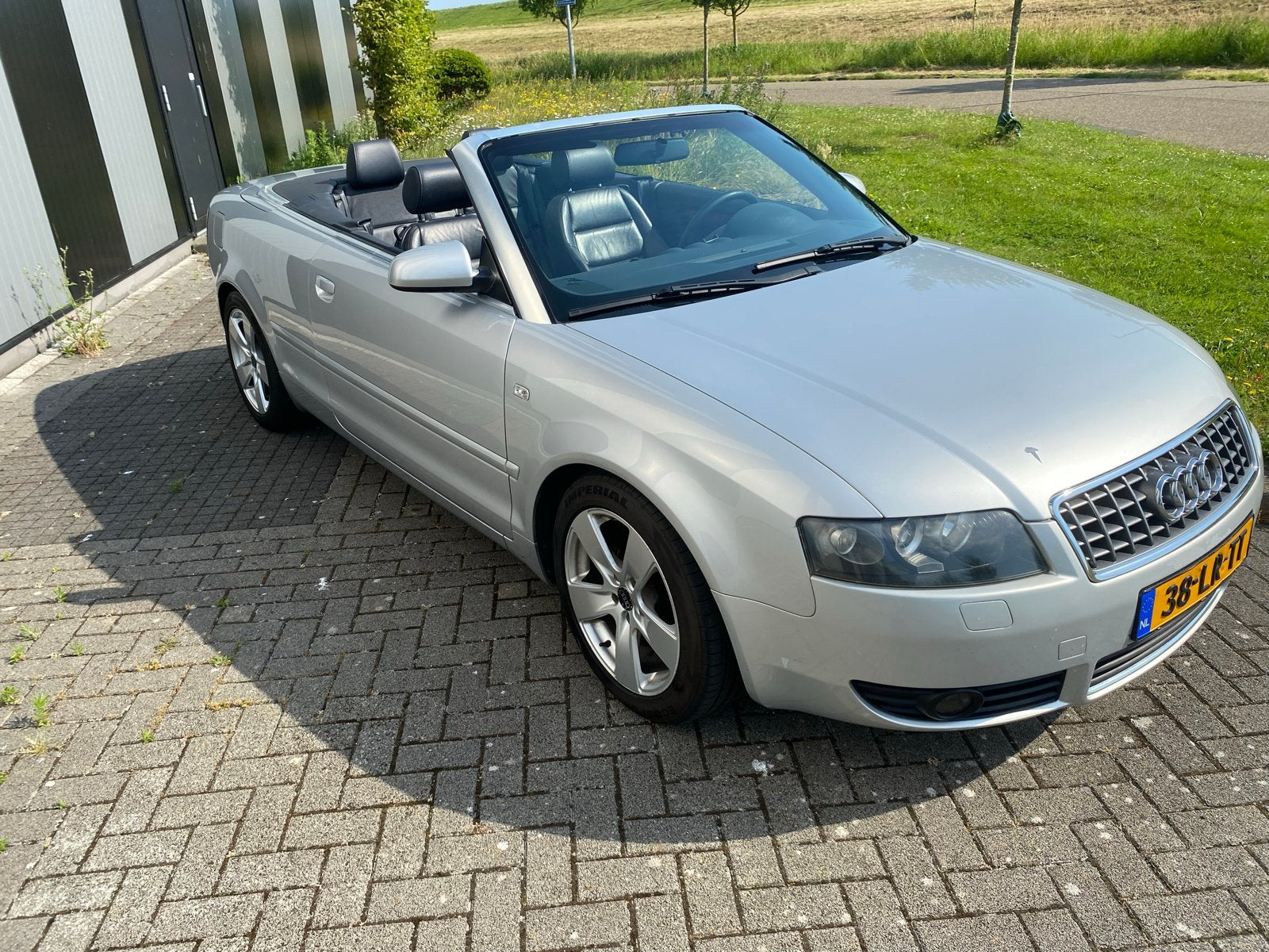 Audi A4 3.0 V6 162KW Cabrio AUT 2003 Grijs, Auto's, Audi, Zwart, 1595 kg, Cabriolet, 4 stoelen