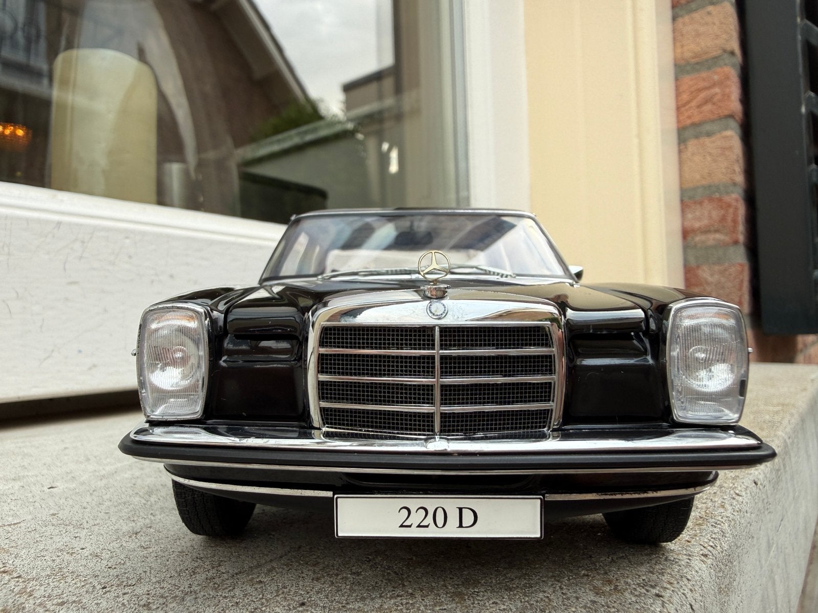 1:18 Mercedes /8 220D Limousine zwart 1967 Autoart 76181, Hobby en Vrije tijd, Modelauto's | 1:18, Auto, Autoart, Ophalen of Verzenden