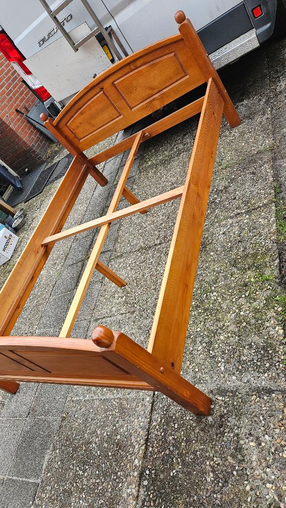MASSIEF GRENEN BED 140 BR X 200 LANG, Huis en Inrichting, Slaapkamer | Bedden, Ophalen, Gebruikt, Bruin, Tweepersoons
