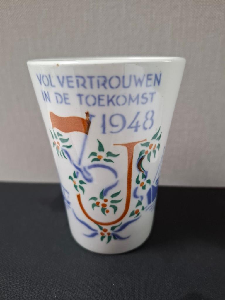 Herinneringsbeker 1898-1948 Wilhelmina/Juliana., Ophalen of Verzenden, Gebruikt, Servies