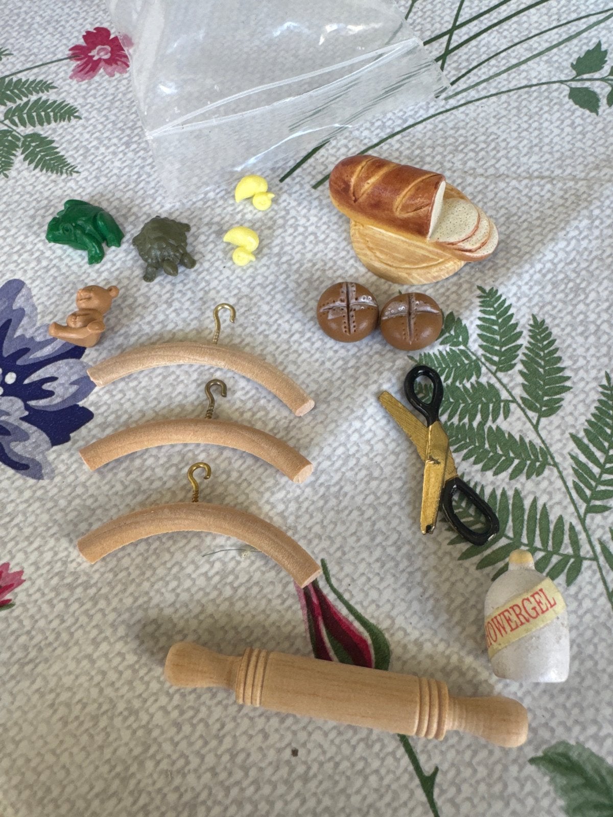 Diverse poppenhuis spulletjes: brood, kleerhangers, etc., Verzamelen, Ophalen of Verzenden, Gebruikt, Decoratie