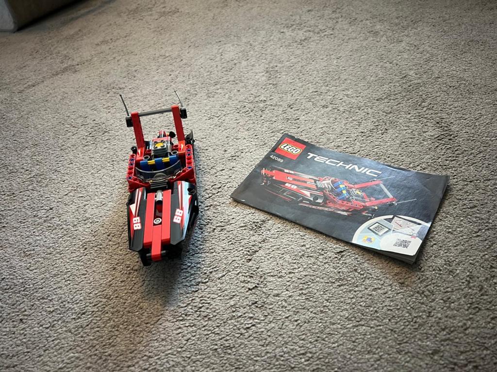 Technische lego boot 42089 compleet met boekje, Ophalen of Verzenden, Zo goed als nieuw