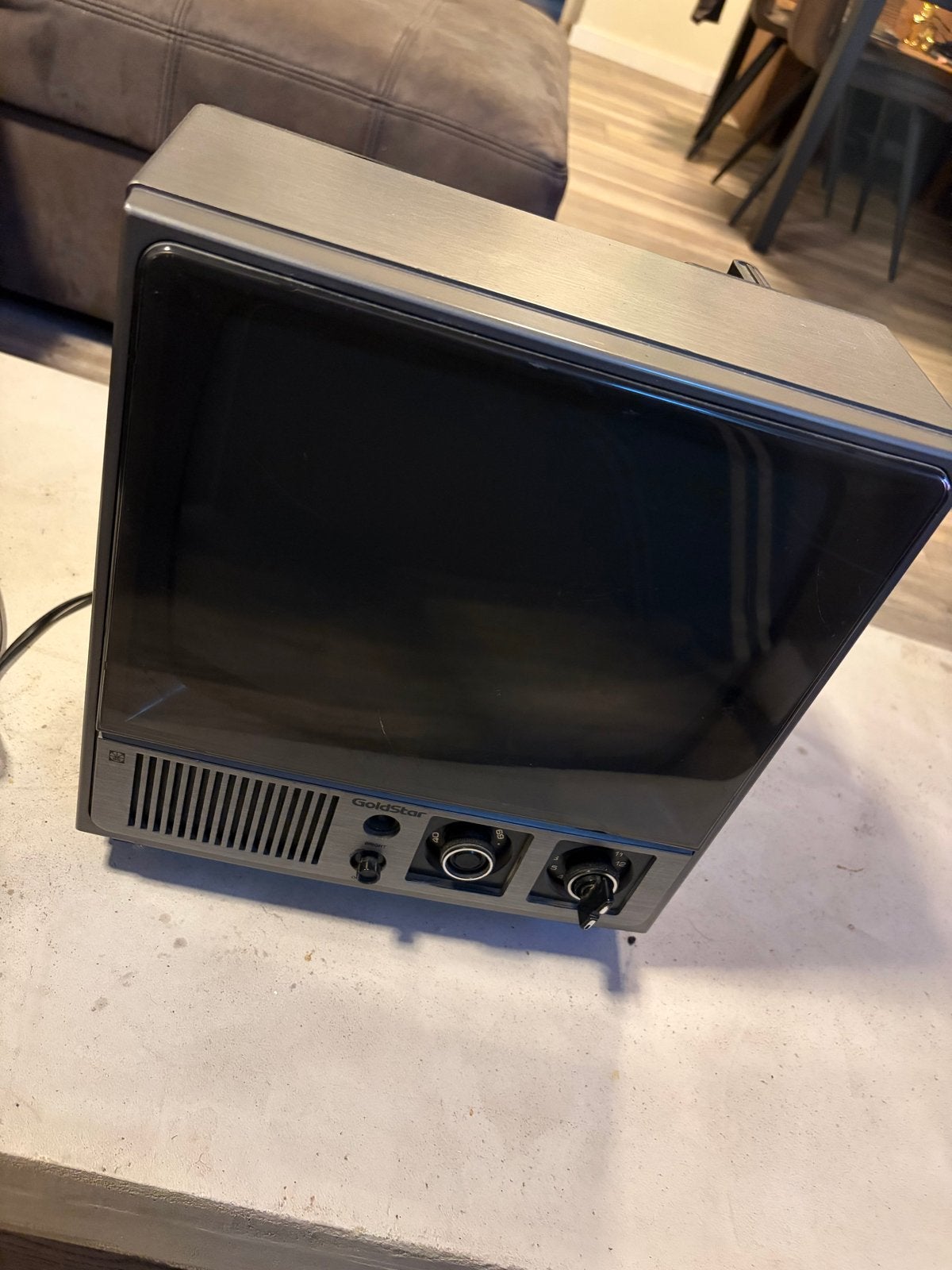 Goldstar BBR-2156 Vintage Draagbare CRT TV uit 1984, Antiek en Kunst, Antiek | Tv's en Audio, Ophalen of Verzenden