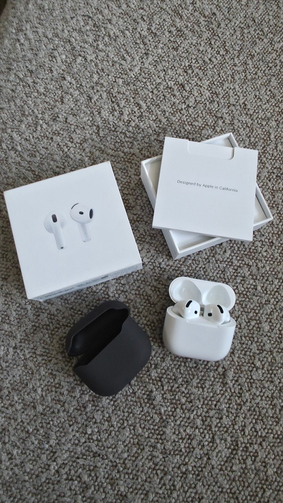 Apple AirPods 4 met originele silicone aircase