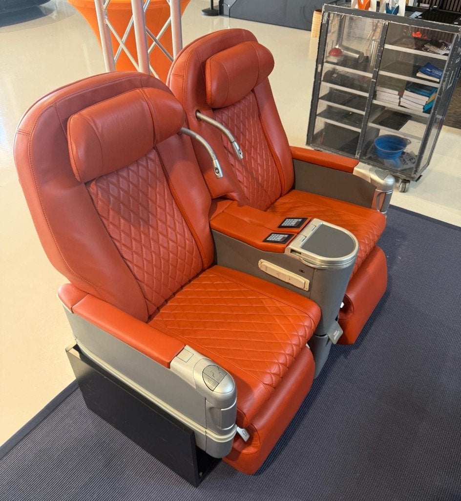 Business Class Vliegtuigstoelen — Bekleed door Spyker Cars, Ophalen, Zo goed als nieuw, Leer