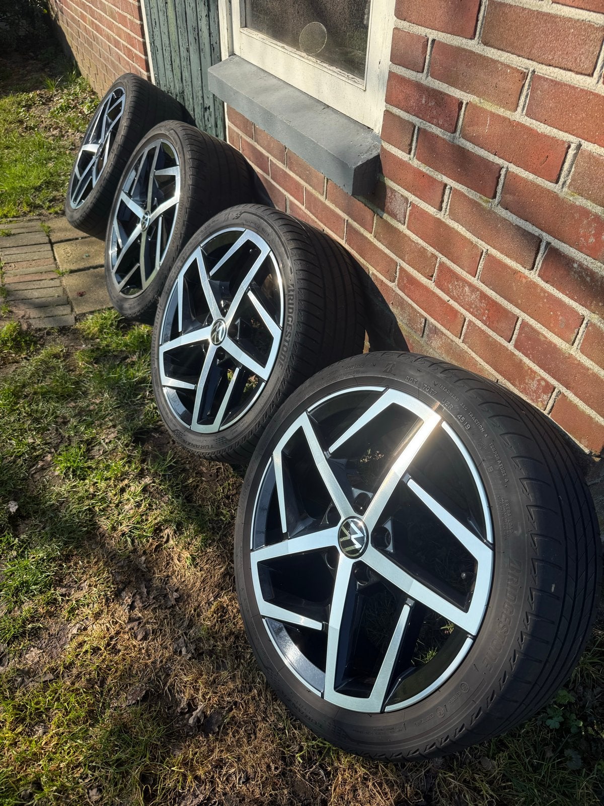 Set van 4 VW velgen met Bridgestone zomerbanden 225/40R18, Auto-onderdelen, Banden en Velgen, Ophalen, 18 inch, Gebruikt, Banden en Velgen