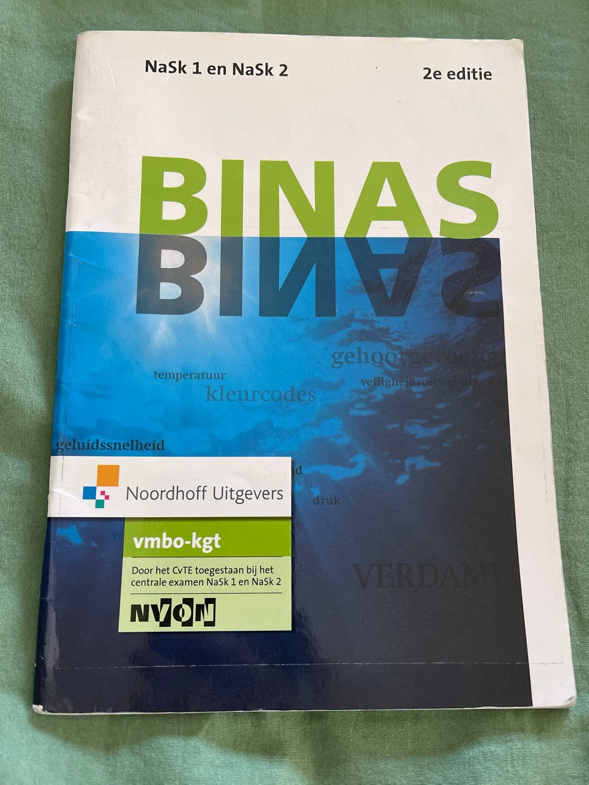 BINAS NaSk 1 en NaSk 2 - 2e editie vmbo-kgt, Ophalen of Verzenden, Gelezen, VMBO, Natuurkunde
