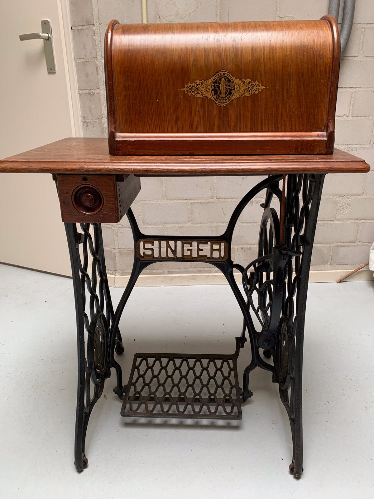 Antieke Singer naaimachine, Ophalen