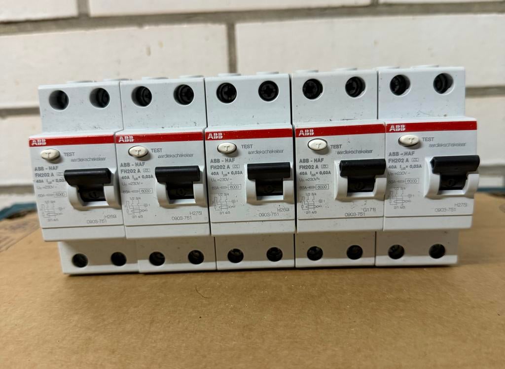 ABB-HAF Aardlekschakelaar FH202 A - 40A, 0.03A, 230V-7stuks, Hobby en Vrije tijd, Elektronica-componenten, Ophalen of Verzenden